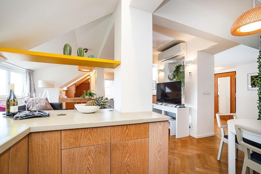 Magic With Terrace Apartment *